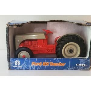 Ertl NIB Ford 8N Tractor 1/16